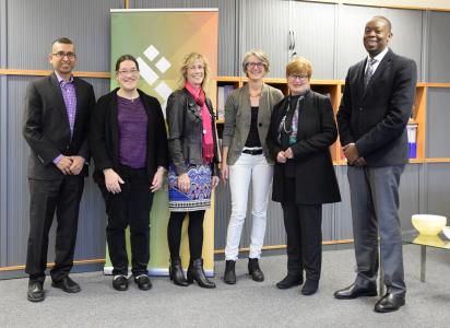 Zwei Tage war eine Delegation der State University New York in Albany an der Hochschule Bremen zu Gast (v.l.n.r.): Sanjay Goel (Associate Professor), Gabriele Fuchs (Assistant Professor), Ingrid Fisher (Associate Professor), Dr. Heike Tauerschmidt (International Office der HSB), Rektorin Prof. Dr. Karin Luckey und Harvey Charles (Dean for International Education) (Foto: Hochschule Bremen / Sascha Peschke)
