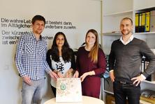 Prof. Stephan Wehrig (rechts) mit dem Studierendenteam Christian Scheper, Talita Kühl und Ann-Kathrin Kann (v.l.n.r.) vor dem Modell