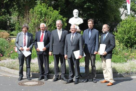 Über einen guten Start ihres Verbundprojekts freuen sich die Kooperationspartner und Förderer (von links): Prof. Dr. Arno Ruckelshausen (Hochschule Osnabrück), Dr. Klaus Weidig (Raussendorf), Prof. Dr. Hans-Peter Schwarz (Forschungsanstalt Geisenheim), Parlamentarischer Staatssekretär Peter Bleser (BMELV), Prof. Dr. Thomas Herlitzius (TU Dresden)
