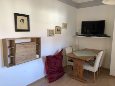 Wohnzimmer-005-Tisch+Stuehle+TV.jpg