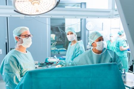 Dr. Alexander Grebe (links) und Dr. Jasmin Dei-Anang im OP: Foto: Klinikum Darmstadt/mas