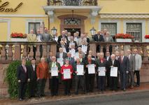Nach der Übereichung des goldenen Meisterbriefes versammelten sich die goldenen Meister 2015 zu bei einem Gruppenbild, zusammen mit Vizepräsisent Alois Jöst (erste Reihe rechts), Vizepräsident Martin Sättele (erste Reihe links) und Ehrenvizepräsident Gerhard Höfler (zweite Reihe: 2. von rechts) (Bild: Martin Hahn)