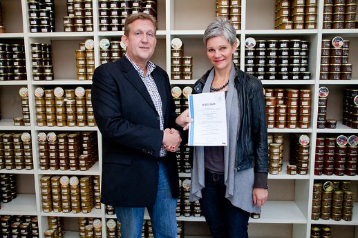 Angela von der Goltz erhält das Nachhaltigkeitssiegel des Deutschen priavten Instituts für Nachh.jpg