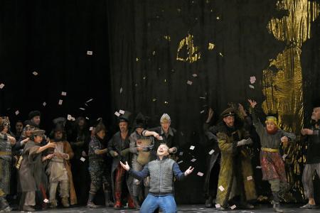 Sergey Polyakov als Hermann (vorne) und der Opernchor des Aalto-Theaters (Foto: Forster)