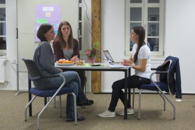 Drei Teilnehmerinnen im Abschlusskolloquium des letzten Kurses (v. l.): Jasmin Kaiser (Schotten), Sandra Dörr (Mücke) und Lilija Jurcenko (Alsfeld) präsentieren mit einem Rollenspiel ihr Konzept. Foto: Jonas Borho, Vogelsbergkreis