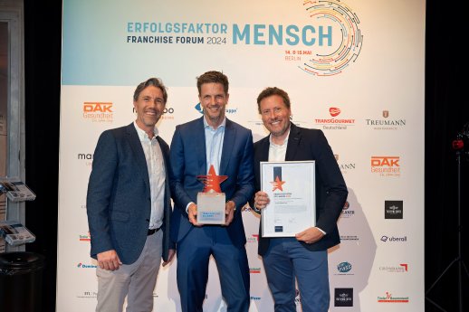 Tobias Hoffstaedter, Hendrik Ramisch und Reimar Beer (v.l.n.r.) bei der Franchise Award Siegereh.JPG