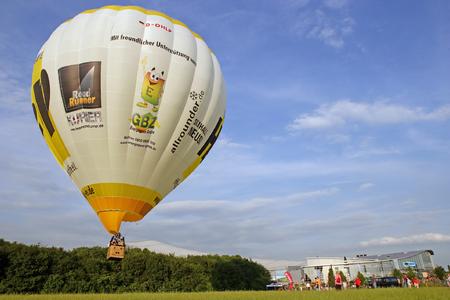 Start des HELP-Ballons vor der JEVER SKIHALLE Neuss