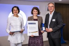 v.l.n.r. Dr. Daphne Reim, Gleichstellungsbeauftragte der TH Lübeck nimmt von Dr. Ulla Weber, Vorstandsvorsitzende TOTAL E-QUALITY Deutschland e. V. (l.) und Udo Noack, Vorstandsvorsitzender TOTAL E-QUALITY Deutschland e. V. (r.) Urkunde und Nachhaltigkeitspreis entgegen. 