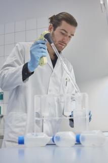 Dr. Maksymilian Prondzynski bei Laborarbeiten. Foto: DZHK