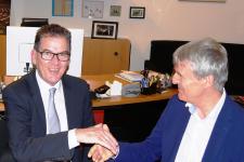 Bundesentwicklungsminister Dr. Gerd Müller (links) und Andreas Schöfbeck, Vorstand der BKK ProVita (rechts)