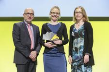 Nahmen die Auszeichnung entgegen: Geschäftsführer Günter Ruhe, Redakteurin Nicole Lammerich und Projektmanagerin Annette Ocker. Foto: Thomas Fedra