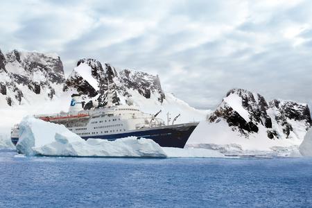 Im November legt die Marco Polo zu vier Kreuzfahrten in die Antarktis ab. Vorab wurde Transocean Tours in die renommierte Vereinigung der Antarktis-Spezialisten, IAATO, aufgenommen