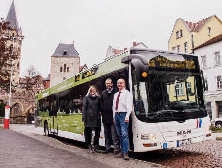 (2)_Die Verantwortlichen stellen den Bus im neuen Design vor_ (c) Verkehrsunternehmen Wartburgmo.jpg