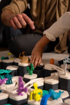 Ravensburger GraviTrax Junior - Spielszene World Hands.jpg