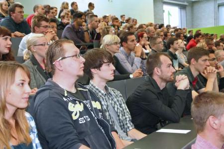 An den Vormittagen besuchen die "Schnupperstudierenden" reguläre Lehrveranstaltungen der Erstsemester-Bachelorstudiengänge