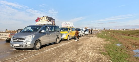 Konvoi von kurdischen Familien, die von Hasake nach Afrin fliehen.jpg