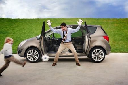 Der Opel Meriva überwindet jegliche Altersgrenzen und beeindruckt mit seiner exzellenten Ergonomie, zu der vor allem das revolutionäre und patentierte FlexDoors-Türkonzept mit seinen gegenläufig öffnenden Türen zählt
