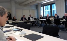 Sozialminister Manfred Lucha (Stirnseite, Mitte) trifft Geschäftsführer der QuMiK-Kliniken, Foto: QuMiK GmbH / Ministerium für Soziales und Integration Baden-Württemberg