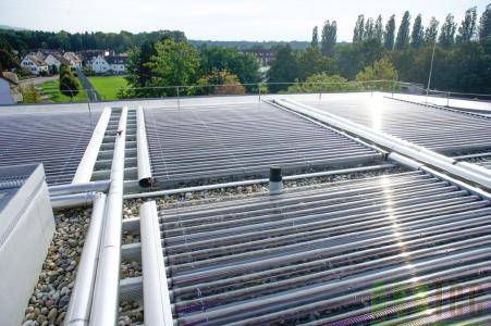 Solarkollektoranlage auf einem Flachdach