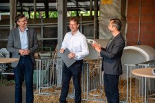 Der Vizepräsident für Forschung und Internationales Frank Schwartze und Maximilian Schüler der TH Lübeck freuen sich über die Förderzusage der EKSH, die der Geschäftsführer Frank Osterwald übergab / Copyright EKSH/Matzen