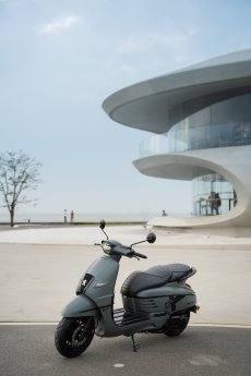 Peugeot Motocycles_Django_Shadow_2.jpg