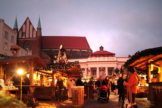 Bummel über den Marktplatz Schwerin Weihnachtsmarkt (c) Marieke Sobiech.jpg