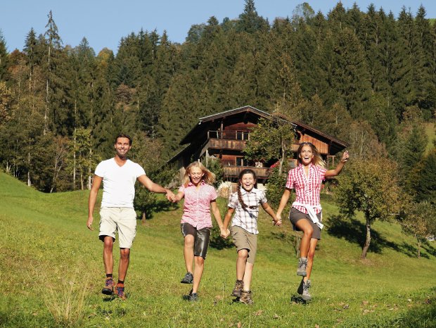 Familie+beim+Wandern+in+Mühltal+Herbst+2011+Wildschönau.jpg