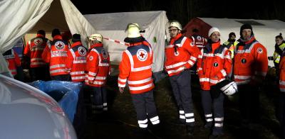 Rettungskräfte des Deutschen Roten Kreuz stärken sich nach einer kalten und langen Übungsnacht