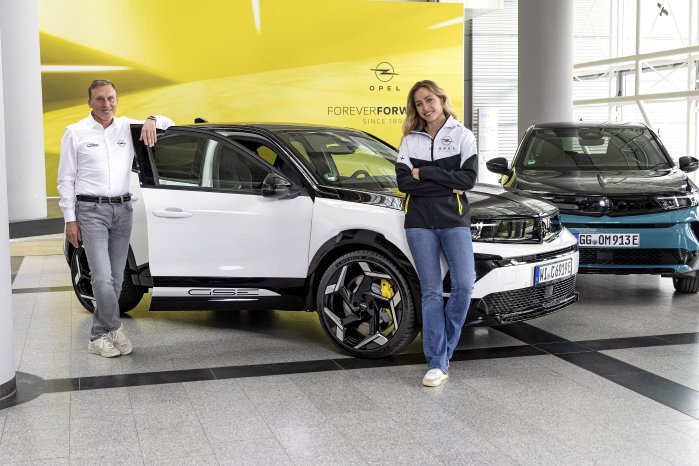 SophiaFlrschTest-undEntwicklungsfahrerinmitJrgSchrottOpelMotorsport-ChefundTeamchefdesOpelG.jpg