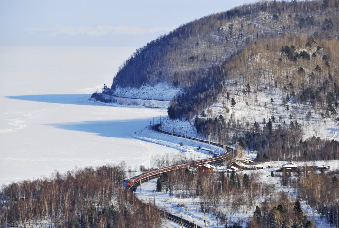 Ihr-Zug-am-winterlichen-Baikalsee-Georgiy-Konyushkin-X.jpg