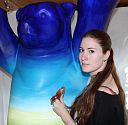 Isabelle Schmitt gestaltet den Saarland-Buddy-Bär / Copy: TZS