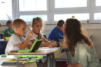 Die Schulalltagsbegleiterin Nicole Schröder gibt Hilfestellung