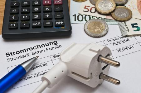 "Legt man die durchschnittlich realistische Ersparnis pro Haushalt zugrunde, verzichten Deutschlands Privathaushalte jedes Jahr auf eine Einsparung von rund neun Milliarden Euro allein beim Strom", sagt Christoph Hermann, Geschäftsführer der Wechselfabrik, eines Start-ups aus dem bayerischen Mainburg. Das junge Unternehmen überwacht für Privat- und Geschäftskunden den Markt und wählt regelmäßig den optimalen Anbieter aus. Foto: obx-news/Fotolia