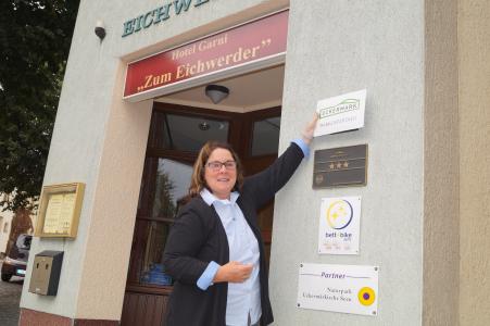 Das Hotel Garni "Zum Eichwerder" ist seit September 2016 Partner der Regionalmarke UCKERMARK und freut sich, nun auch mit dem neuen Emaille-Schild werben zu können
