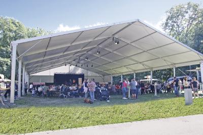 Beim großen Spielpark gibt es viele verschiedene Spielstationen wie Kreiselkiste, Riesen-Murmelaufzug und Jonglierkoffer / In der World of Living können am Sommerfest acht Ausstellungshäuser bei freiem Eintritt besichtigt werden / Im Festzelt sorgen die WeberHaus-Musikanten und im Anschluss die Axel Kunz Band für musikalische Unterhaltung / Während dem Sommerfest am Sonntag, 1. September 2019, finden drei Werksführungen statt. Treffpunkt ist im Foyer der World of Living