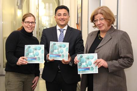 Stellten im Haus der Region den Gesundheitsbericht zum Thema Norovirus vor (von rechts): Regionsdezernentin Andrea Fischer, Dr. Mustafa Yilmaz, Leiter des Fachbereichs Gesundheit der Region Hannover, und Epidemiologin Silke Gerdes vom Fachbereich Gesundheit