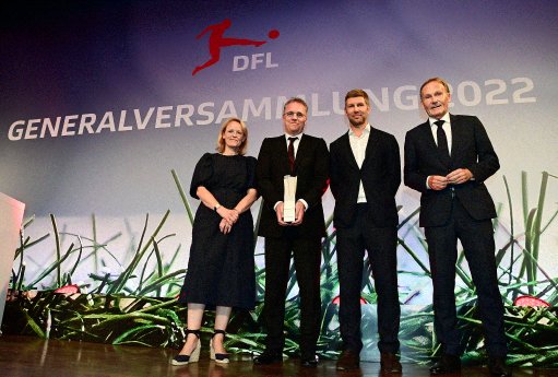 DFL-Generalversammlung_Ehrenpreis.gif