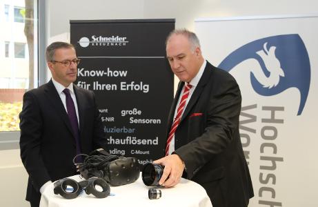 (v.l.): Präsident der Hochschule Worms Jens Hermsdorf und Geschäftsführer der Schneider-Kreuznach Dr. Thomas Kessler am Tag der Unterzeichnung der Kooperationsvereinbarung / Foto: Hochschule Worms