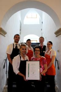 Das Team des Hotel Resort Schloss Auerstedt mit dem GreenSign Level 2 / Foto: Amadeus Kulmer