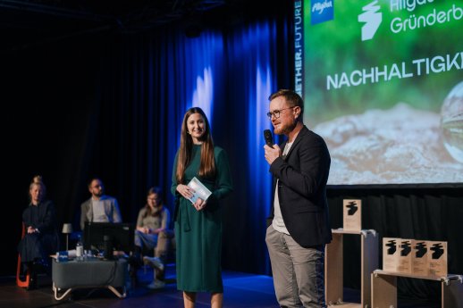 Verleihung des Sonderpreises für Nachhaltigkeit bei der Gründerbühne.jpg