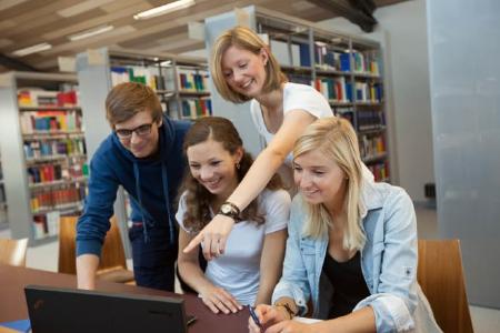 Teamarbeit in der Bibliothek der Technischen Hochschule Wildau, © TH Wildau / Clemens Barth