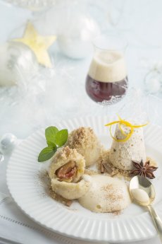 Zwetschgen-Knödel-mit-Lebkuchen-Parfait-Quitten-Weizenbock-Sabayon.jpg