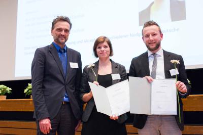Bitte langsam fahren: Marit Jensen (Mitte) erhielt einen StudyUp-Award für ihre Abschlussarbeit zur Beeinflussung menschlichen Verhaltens durch den Staat. Mit ihr freuen sich Hochschulpräsident Prof. Dr. Andreas Bertram und Timo Brümmer, Vertreter des Preisstifters Piepenbrock (v.l.), Foto: Daniela Rösler