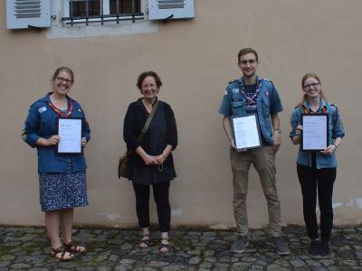 Die Preisträger der CPA mit Jugenddezernentin Barbara Akdeniz nach der Verleihung der Ehrenurkunden im Hof des Jagdschlosses Kranichstein in Darmstadt. Von links: Renee Kocur, Barbara Akdeniz, Régis Fayard, Ann-Kathrin Drößler