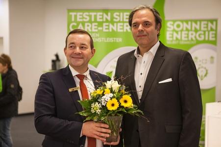 Centermanager des EKZ Allee-Center in Altenessen, Herr Markus Haas (links), Martin Kristek, Inhaber und CEO von Care-Energy (rechts). Weiterer Text über OTS und www.presseportal.de/pm/80959 / Die Verwendung dieses Bildes ist für redaktionelle Zwecke honorarfrei. Veröffentlichung bitte unter Quellenangabe: "obs/mk-group Holding GmbH/Timo Heinemann"