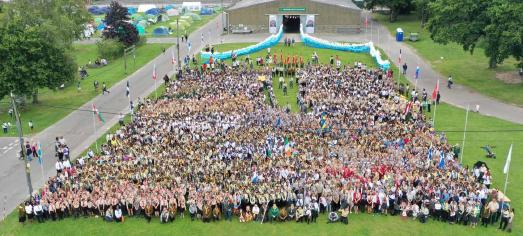 Gruppenfoto der ca. 4.000 adventistischen Pfadfinderinnen und Pfadfinder beim Camporée 2019 in Ardingly, West Sussex/England