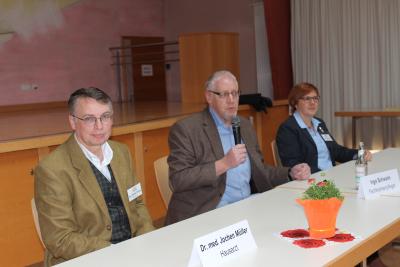 Blick auf das Podium: Rede und Antwort standen Allgemeinmediziner Jochen Müller, Demenz-Experte Ingo Schwalm und Monique Abel vom Pflegestützpunkt des Vogelsbergkreises