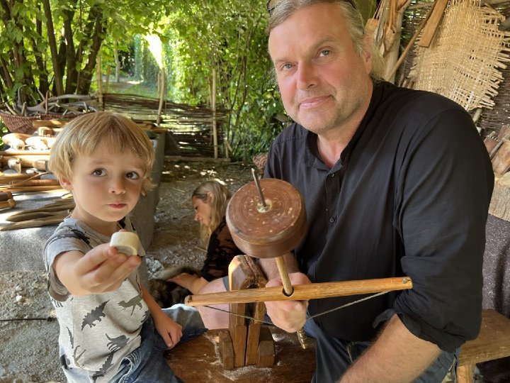 Holzhandwerk der Stein- und Bronzezeit vom 5. bis 11. August in den Pfahlbauten Unteruhldingen