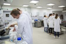 Studierende im Labor für Lebensmittelchemie / Foto: FH Lübeck