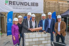 Grundsteinlegung mit (von links) Heike Marzen, Chefin der Wirtschaftsförderung Dortmund, Maria und Michael Freundlieb von der gleichnamigen Bauunternehmung, Polier Andreas Dersch, unsere Vorstände Peter Kaetsch und Markus Bäumer sowie dem zuständigen Architekten Jörg Preckel. In der Zeitkapsel ist neben einer Tageszeitung und Euro-Geldstücken auch ein Infoset der BIG verewigt.